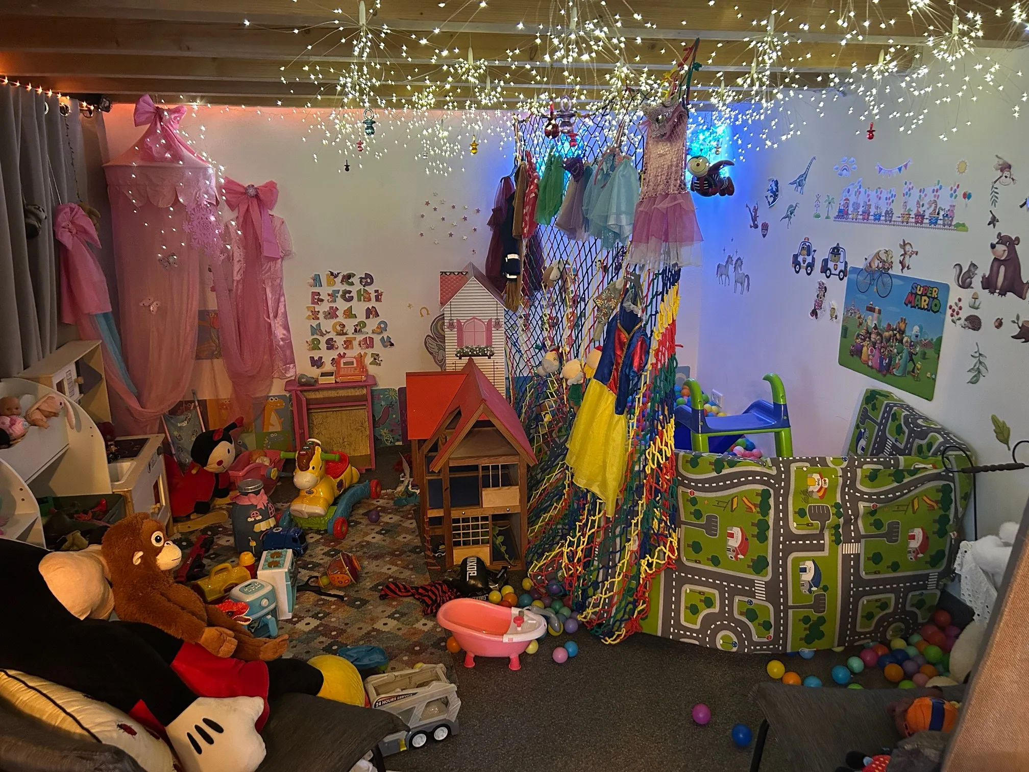 Das Spielzimmer mit Bällebad, Rutsche, Puppenhaus und Lichterketten